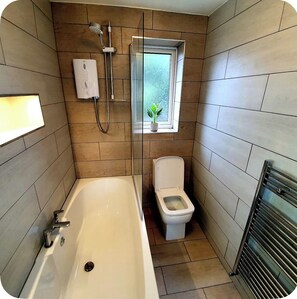Bathroom - COSY HOME - KINGSIZE BED & PRIVATE PARKING (Saughall Massie)