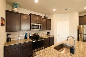 Private kitchen - Super Clean- Close to Solar Farms, VA, Temple College, Baylor (Temple)