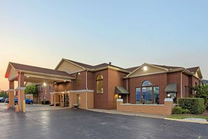 A multi-story hotel with a brick facade, a covered entrance, and a parking lot. - Best Western Plus Lonoke 2 Queen Studio (Lonoke)