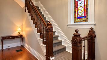 A staircase with wooden balusters and a carpeted landing.
