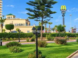 Ein McDonald's Restaurant mit freiem Blick auf das Gebäude und den Parkplatz.