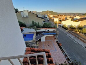 A residential area with a street, houses, and a view of distant hills. - Tranquil Mountain Retreat With Private Pool in Quesa, Valencia (Quesa)