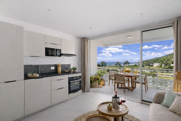 Een moderne keuken met een eethoek en een balkon met uitzicht.