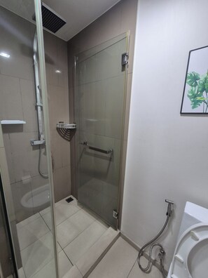 A modern bathroom with a glass-enclosed shower, a white sink, and a toilet. - Unixx south pattaya - 17th floor pool view modern all included condominium (ตำบล หนองปรือ)