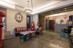 Een modern interieur met een zithoek, een klok en een bar.