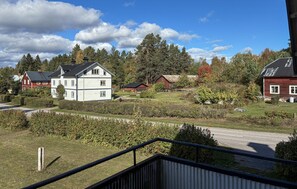 A residential area with houses, a road, and a grassy field. - 1 bedroom nice apartment in Jädraås (Jädraås)