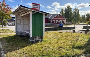 A small, single-story building with a green roof and a sign that reads 'Jädräs station'. - 1 bedroom nice apartment in Jädraås (Jädraås)