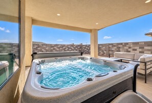 Un jacuzzi con vista al cielo y una pared de azulejos.