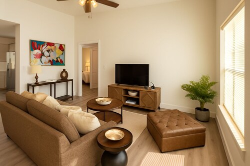 New Modern Home 10 Mins to WEC & Equestrian Center