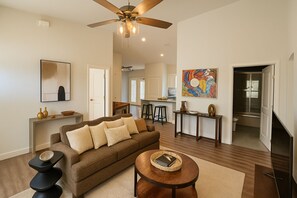 Living area - New Modern Home 10 Min to World Equestrian Center (Ocala)
