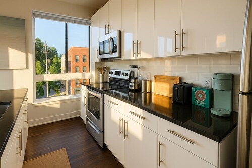 South Alex 2071 · Artful Alexandria 2BR with Pool & Fireplace