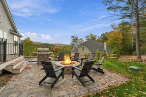 A patio with a fire pit and outdoor furniture. - Luxury Owl’s Nest Retreat Golf & Resort (Campton)