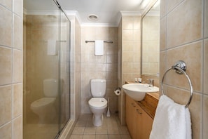 Bathroom - 2 Bedroom Rooftop Poolside (Kings Beach)