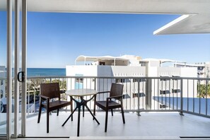 Outdoor dining - 2 Bedroom Rooftop Poolside (Kings Beach)