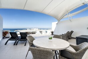 Outdoor dining - 2 Bedroom Rooftop Poolside (Kings Beach)