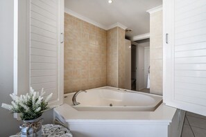 Bathroom - 2 Bedroom Rooftop Poolside (Kings Beach)