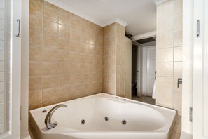 Bathroom - 2 Bedroom Pool Entry Apartment (Kings Beach)
