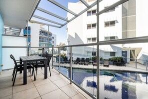 Outdoor dining - 2 Bedroom Pool Entry Apartment (Kings Beach)