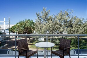Outdoor dining - 3 Bedroom Oceanfront Balcony (Kings Beach)