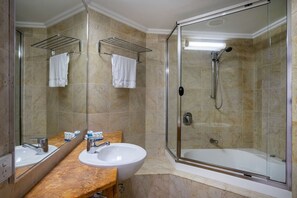 Bathroom - 3 Bedroom Oceanfront Balcony (Kings Beach)
