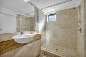 Bathroom - 3 Bedroom Oceanfront Rooftop (Kings Beach)
