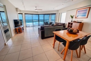 Dining - 2 Bedroom Oceanfront Rooftop (Kings Beach)