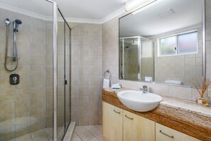 Bathroom - 2 Bedroom Poolside Rooftop No Balcony (Kings Beach)
