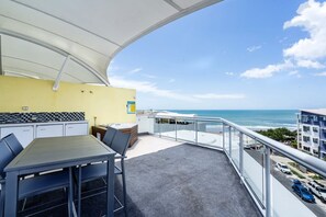 Outdoor dining - 2 Bedroom Poolside Rooftop No Balcony (Kings Beach)