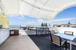 Outdoor dining - 2 Bedroom Poolside Rooftop No Balcony (Kings Beach)