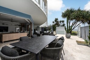 Outdoor dining - 3 Bedroom Ocean Tower Courtyard Superior (Kings Beach)