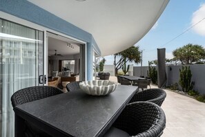 Outdoor dining - 3 Bedroom Ocean Tower Courtyard Superior (Kings Beach)