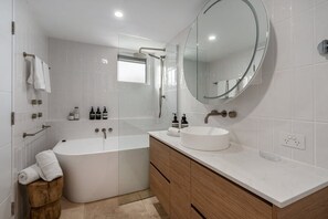 Bathroom - 3 Bedroom Ocean Tower Courtyard Superior (Kings Beach)