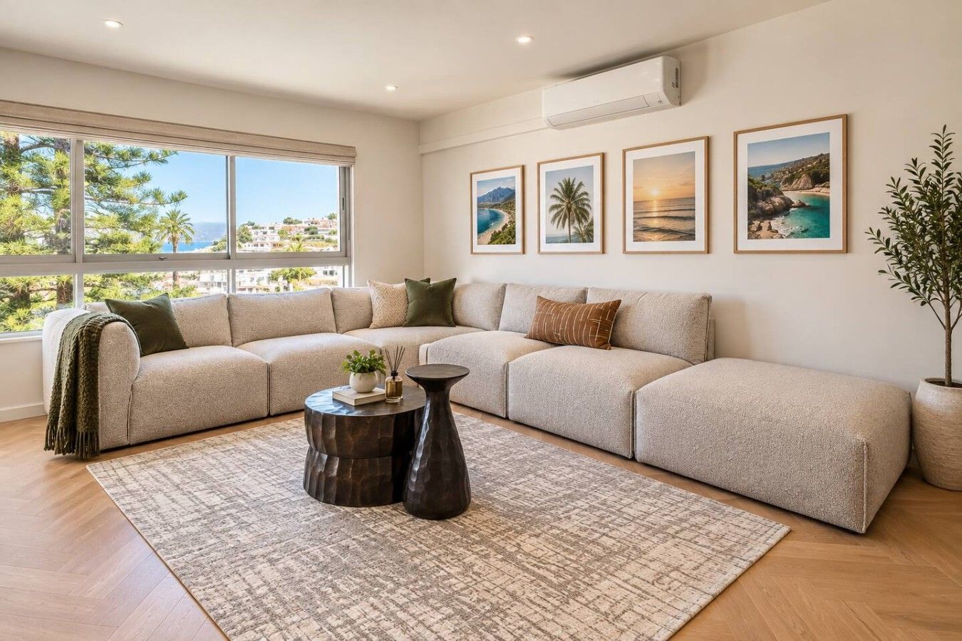 Uma sala de estar moderna com sofá em seção, mesa de centro e uma grande janela com vista para o exterior.