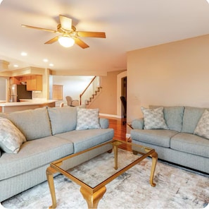 Living area - Spacious 5-bedroom house with AC in tranquil Denver (Denver)