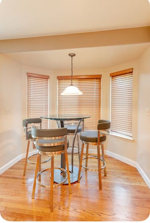 Dining - Spacious 5-bedroom house with AC in tranquil Denver (Denver)