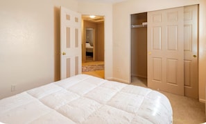 Room - Spacious 5-bedroom house with AC in tranquil Denver (Denver)
