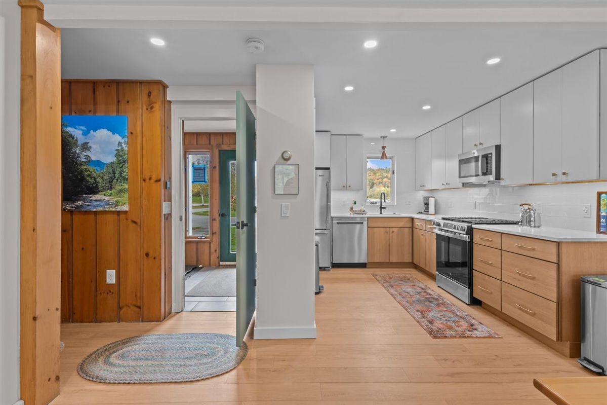 Modern, Remodeled Village Green Condo w/Pool&Sauna (7967)