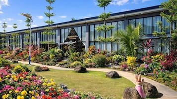 A modern building with a garden in front, including a sign for 'Wondellea Cafe & Restaurant'.
