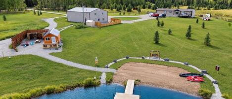 Une propriété au bord du lac, dotée d’un quai, d’une cabane en bois et d’une grande grange.