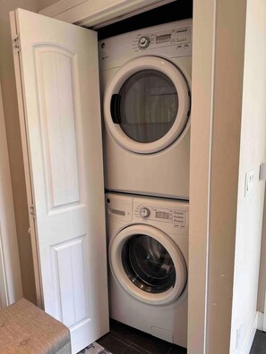 A compact laundry room with two stacked washing machines and a door. - Spacious 3bdrms in Vancouver for 8 people. NearPNE (Vancouver)
