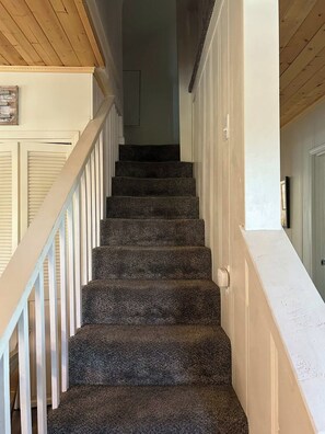 A staircase with a handrail and carpeted steps leading to a landing. - Paradise Cove - Lake View, Dock, Near Yosemite (Bass Lake)