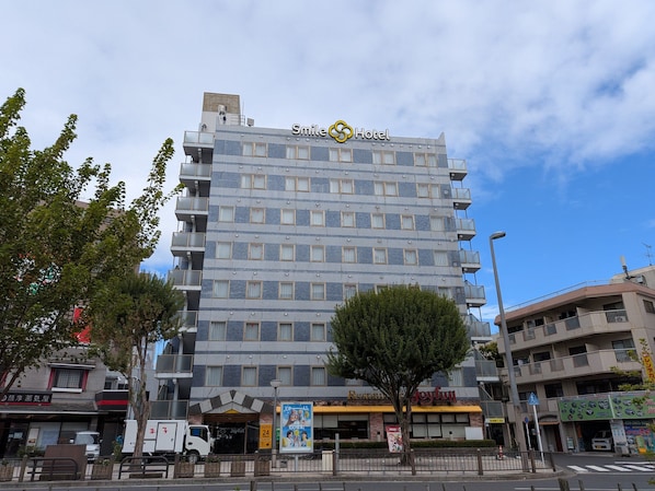 A multi-story hotel with a tiled facade and balconies. - Smile Hotel Kagoshima-chuo Ekimae (Kagoshima/Nishida)