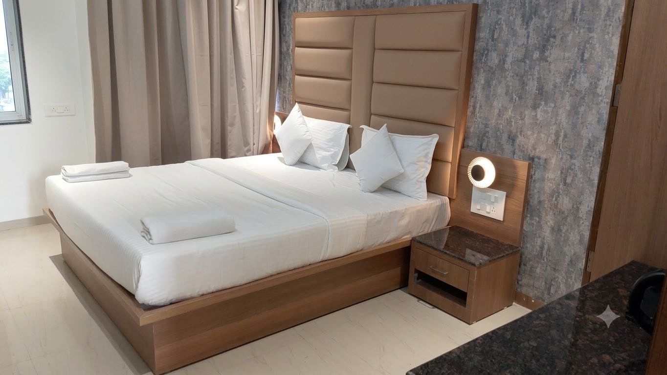 Une chambre à coucher moderne avec un cadre de lit en bois, une tête de lit et une table de chevet avec une lampe.