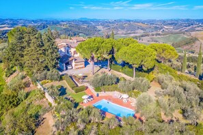 A large property with a swimming pool, surrounded by trees and hills. - Chianti Site Apt Prato Shared Pool| 4, Castelfiorentino, Italy (Castelfiorentino)