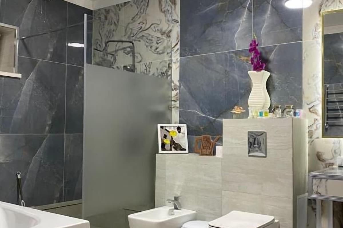 Un baño moderno con bañera, bidé y tocador.