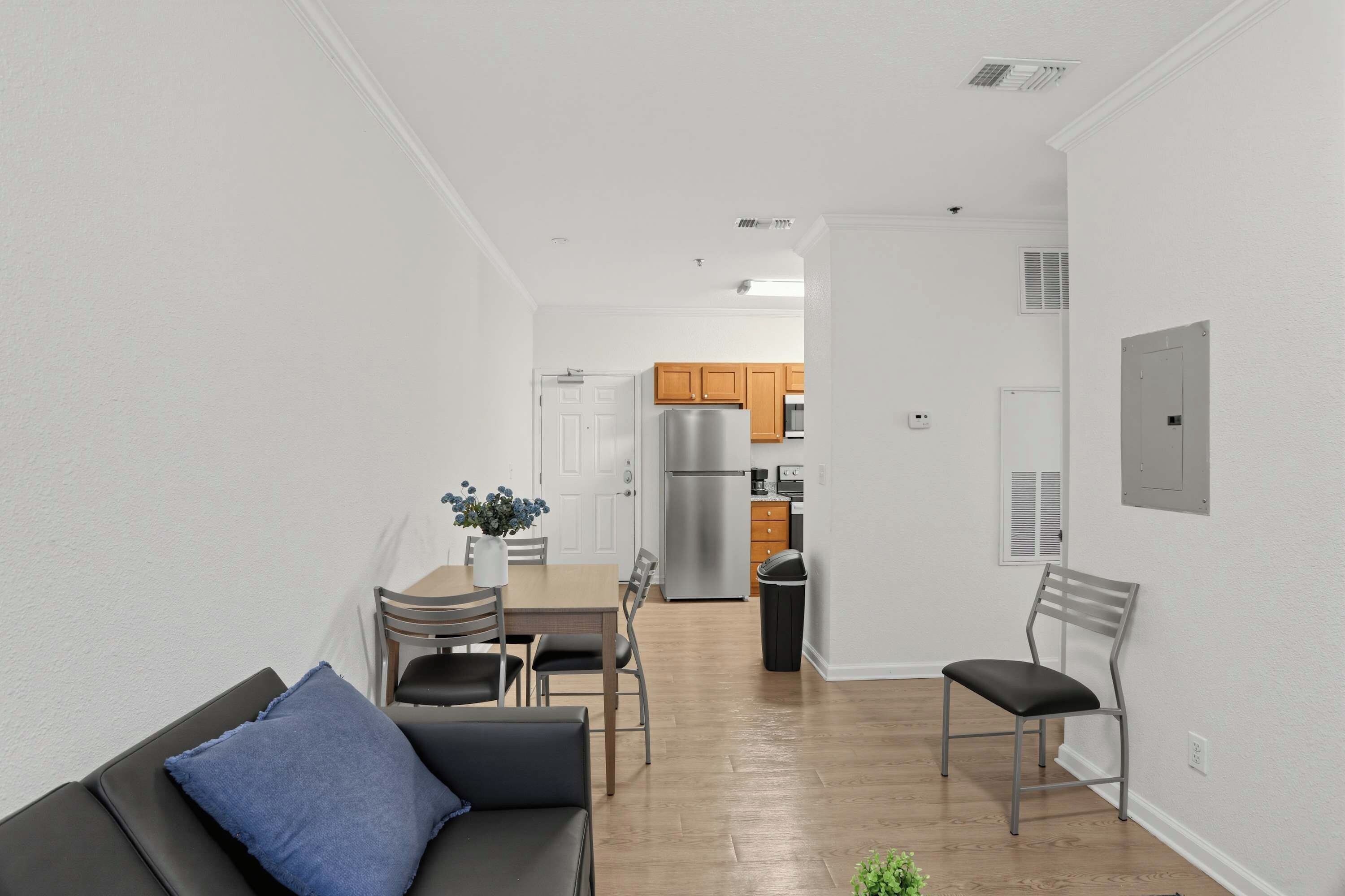 Un apartamento moderno con comedor, cocina y sala de estar.