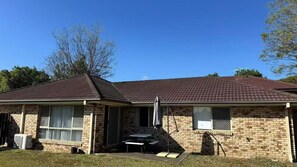Exterior - Cosy on the Plains | 4BR Family Home (Ipswich)