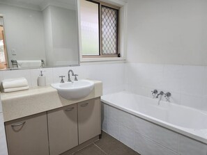 Bathroom - Cosy on the Plains | 4BR Family Home (Ipswich)