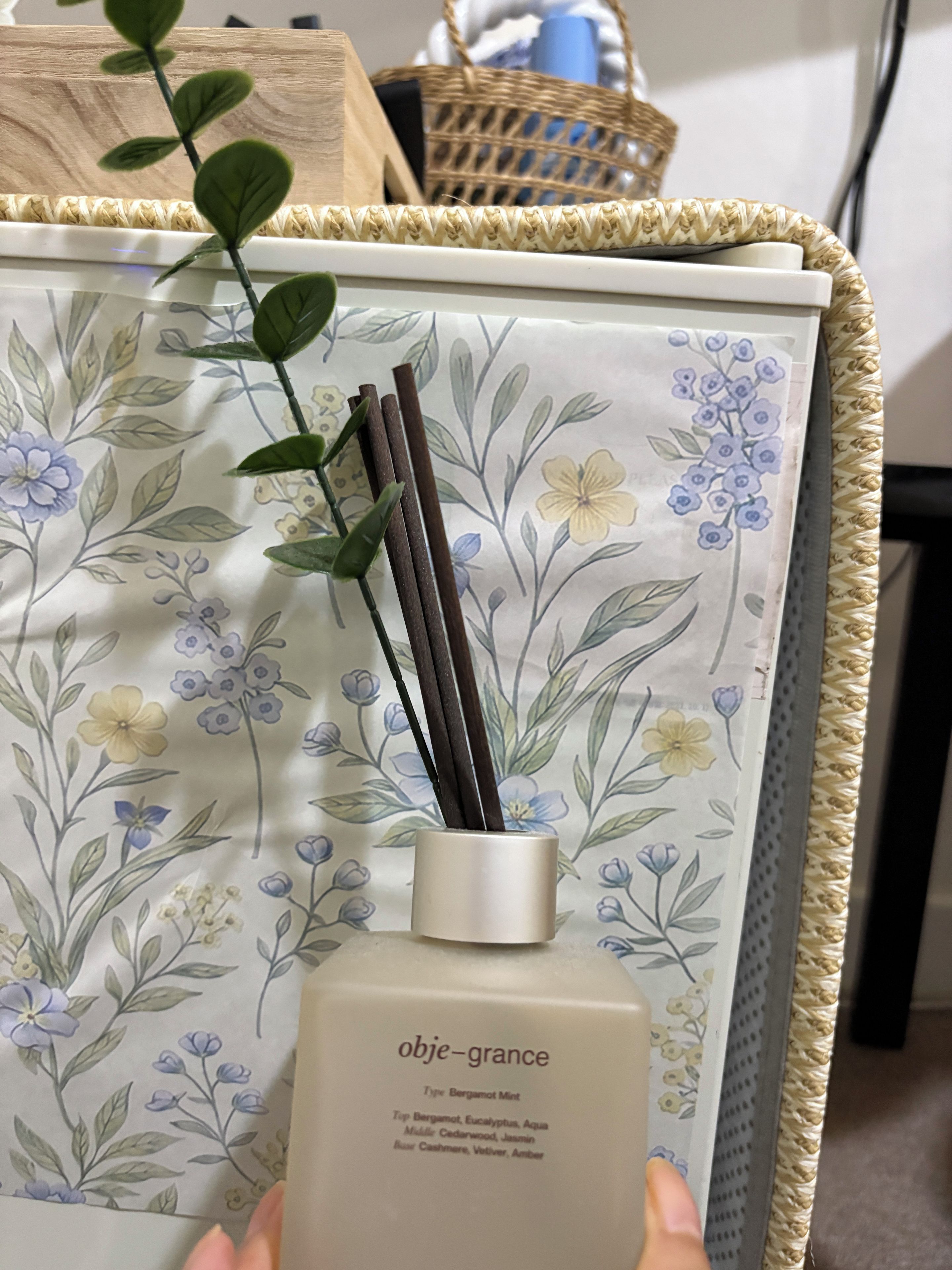 A diffuser with a floral pattern and a label reading 'obje-grance Type Bergamot Mint'.