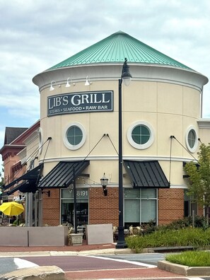 A building with a sign reading 'LIB'S GRILL' indicating it is a restaurant. - Modern 2 Bedroom Studio Retreat Near Maple-Lawn (Fulton)